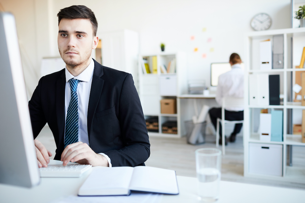 personas observando información personas observando información