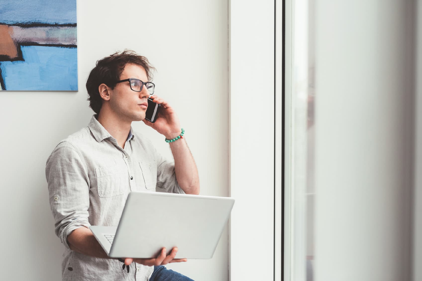 Persona comparando productos online y en fisico Persona comparando productos online y en fisico