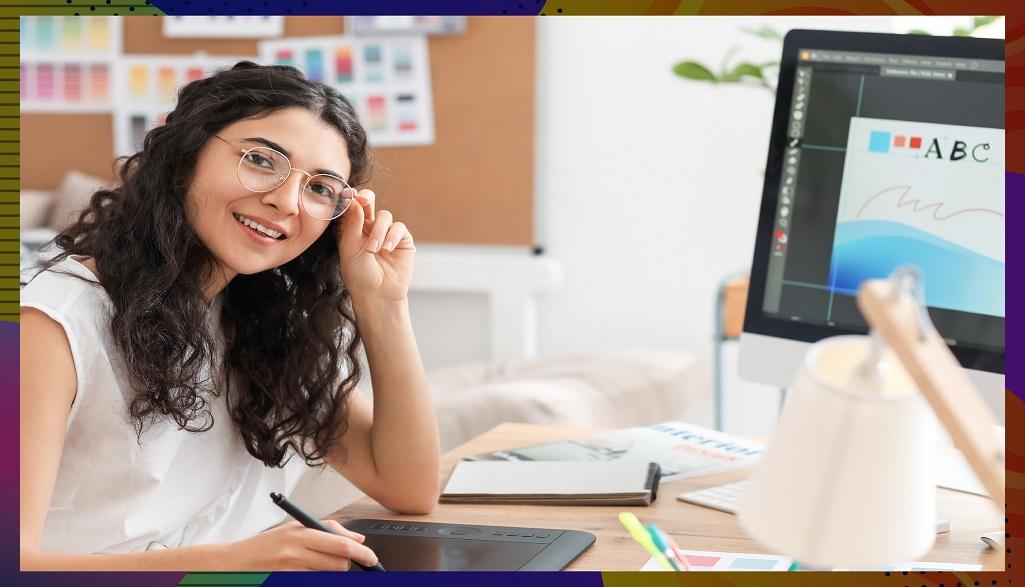 Alumna estudiando con su computadora