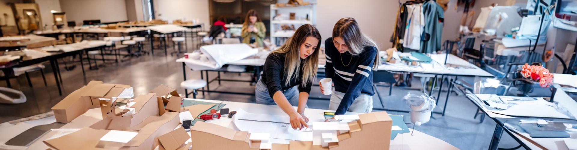 Nuestra formación académica innovadora te prepara para ser un Arquitecto Desarrollador, líder en el rubro, con visión global y de gestión.